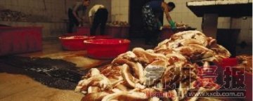 黑作坊被举报用硫磺熏制腊肉 所用猪肉布满黑斑