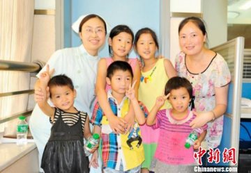 四川泸州五名连体婴相聚：我们的心还在一起