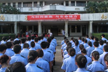 海南政法职业学院为地震灾区献热血