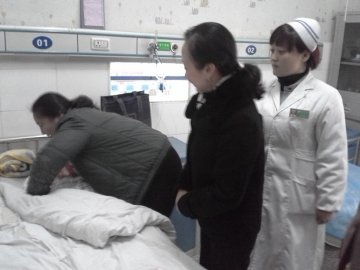 安化县委常委、县委宣传部长林玲慰问医院值班人员和住院病人