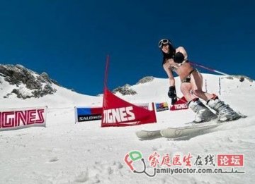 比基尼美女如何为极寒增添火辣辣的春色
