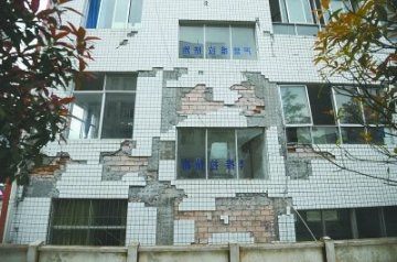 探访芦山县双石镇中心小学 483名学生难复课