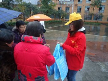扬雷锋精神 传结防知识