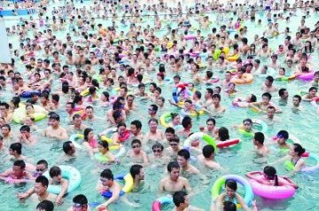 专家称住酒店下泳池可能染性病 但概率极低