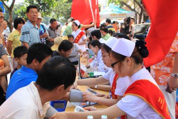 三亚市人民医院医院团委开展学雷锋义诊活动