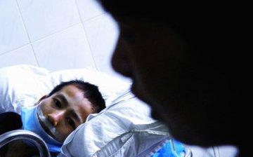 少年两腿坏死生蛆 网友与其母签下救助协议