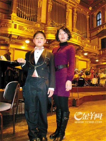 11岁盲童维也纳金色大厅演出琴声打动观众