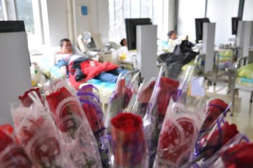 合肥血站举办“浪漫情人节、献血献爱心”活动