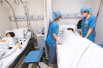 上海外滩踩踏事件伤者仍在积极抢救之中