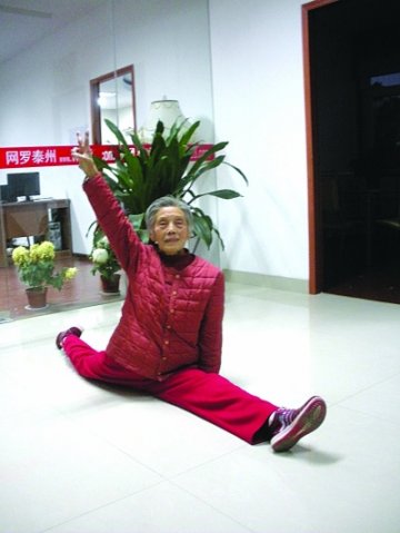78岁患癌老太秀劈叉 16年前曾被预言几月命