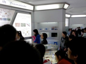 上海市健康职业技术学院师生参观寄生虫病所标本馆