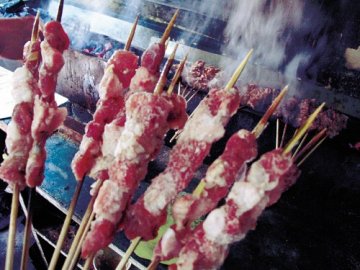羊肉串真伪难鉴定 医生曝不良商贩用死鼠制作