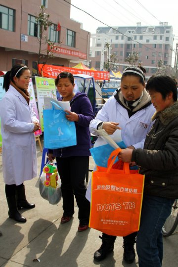 世界结核病防治日来临 淮北疾控街头健康大送礼
