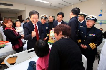 古怀璞厅长陪同省委书记周本顺、省长张庆伟赴北京海军总医院看望我省先心病患儿