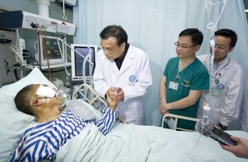 李克强到华西医院看望地震危重伤员 了解救治情况