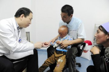 宁夏烧伤男孩王小鹏北京医治之旅