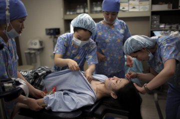 韩国摄影师记录5位模特血腥整容蜕变全程