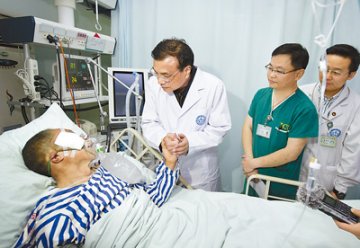 李克强到华西医院看望地震危重伤员