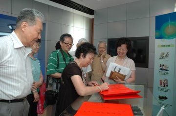 著名寄生虫学家吴征鉴教授家属赴寄生虫病所参观
