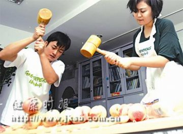 砸烂“毒桃子”