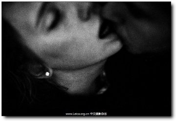 摄影师跟拍一美国女孩从亲热到生子全过程