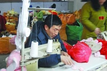 残疾男子先后资助或收养3名外地孤儿