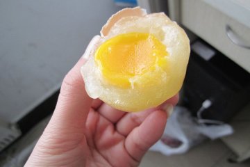 山东现“橡皮鸡蛋”蛋黄能弹起20厘米