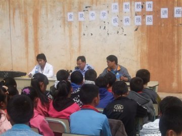 “两区”舍块乡中心校开展法制教育和疾病预防知识讲座