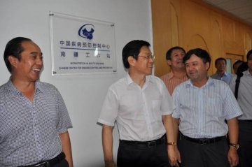 中心党委书记梁东明同志调研喀什地区疾控工作