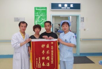 6名医生轮番按压心脏 42分钟抢回骤停的生命