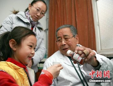 河北“不打针的医生爷爷”受热捧 炮轰抗生素滥用