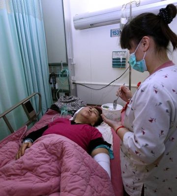 花莲翻车陆客团在医院接受救治