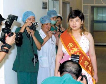 某美容中心为女生做吸脂手术 一天减36斤遭质疑