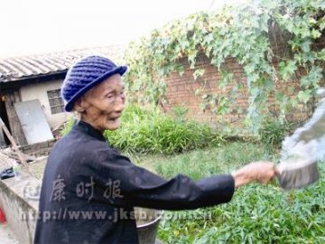 百岁老人爱干活儿