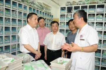 张茅在中国中医科学院西苑医院调研时强调科研要为临床服务
