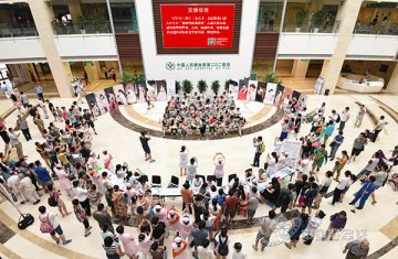 辣妈玩起“哺乳快闪” 呼吁社会关注母乳喂养