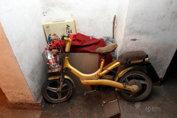 高清：初生男婴被弃地下室 女医生当众哺弃婴