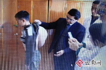 少年背上长出18公斤肿瘤像背袋米