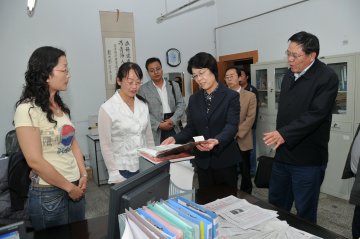 青海省卫生厅厅长苏宁同志在省医学会、省卫生监督所等单位调研时指出：搭建学术平台 提升健教质量 依法监督履职 吸引培养人才 推进各项工作全面发展