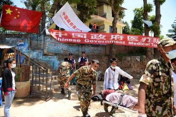 中国政府医疗队深入山村救助尼泊尔受灾群众