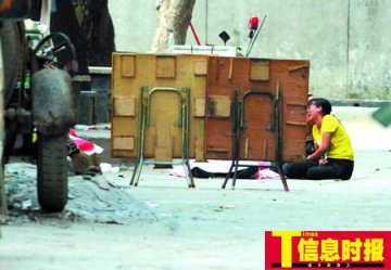 壮汉黑诊所打点滴全身抽搐 被医生拖出门外身亡