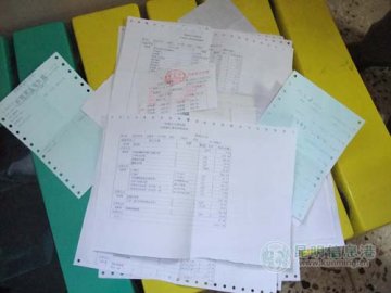 父母因儿子患重病露宿街头 网友发帖求助