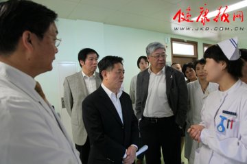 北京市副市长丁向阳到北京友谊医院调研“优质护理服务示范工程”建设情况