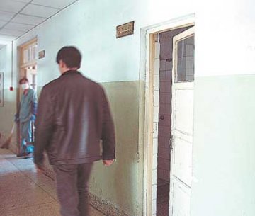 医院女厕透明窗户不“设防” 女士如厕被偷窥