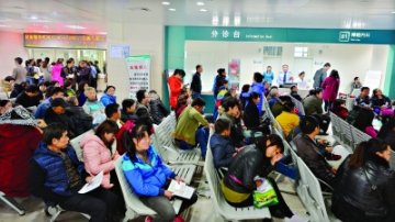 不信基层医疗机构 小病成了大麻烦患者挤爆大医院