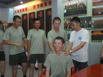 我校大学生女子国旗班与天安门国旗护卫队共建交流
