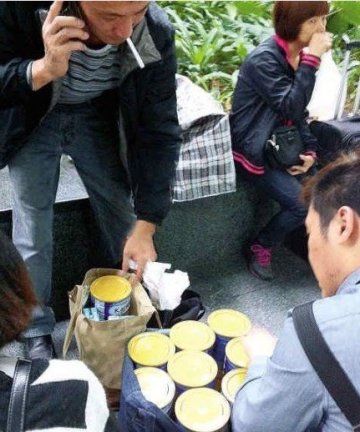 香港今起限每人带2罐奶粉离境 违者可监禁2年