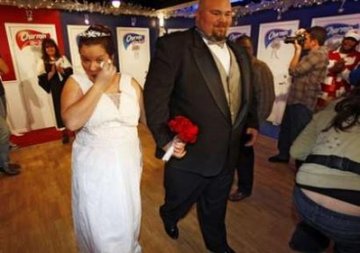 纽约新人在公厕举行婚礼 厕纸作婚纱