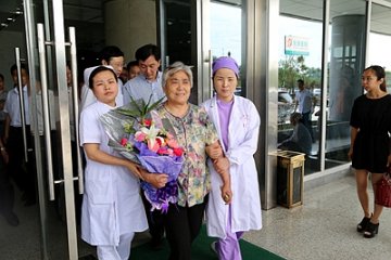 “东方之星”获救者出院