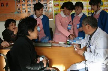 河南街道白玉社区开展迎接护士节爱心对接活动